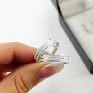 Alianças em Prata 925 Fosca com Frisos – Design Clássico e Elegante para Compromisso e Casamento/unidade
