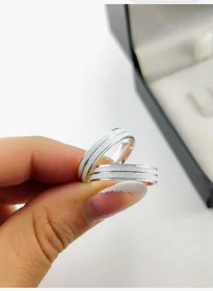Alianças em Prata 925 Fosca com Frisos – Design Clássico e Elegante para Compromisso e Casamento/unidade