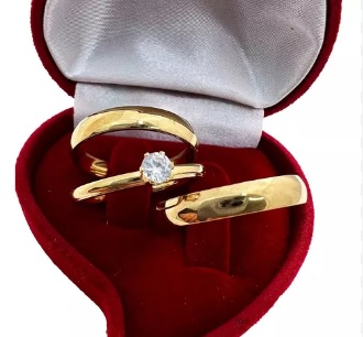 Par de Alianças Abauladas 3mm Banhadas a Ouro 18K + Anel Solitário com Zircônia – Kit Elegante para Casal