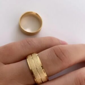 Alianças Banhadas a Ouro 18K Fosca com Friso Central Anatômica Casamento e Compromisso/unidade