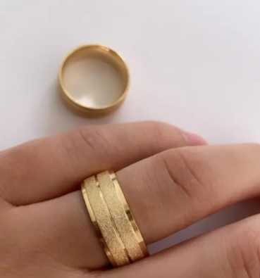 Alianças Banhadas a Ouro 18K Fosca com Friso Central Anatômica Casamento e Compromisso/unidade